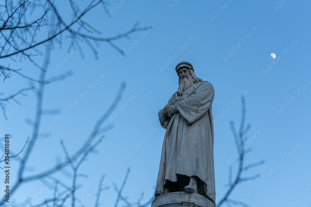 Fototapeta premium The Statue of Leonardo da Vinci on clear blue sky in Milano, Italy.