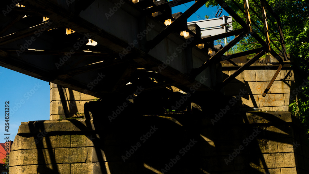 Obraz premium View of the old bridge. Ready for entry.