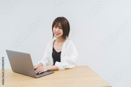 パソコンをする女性 © peach100