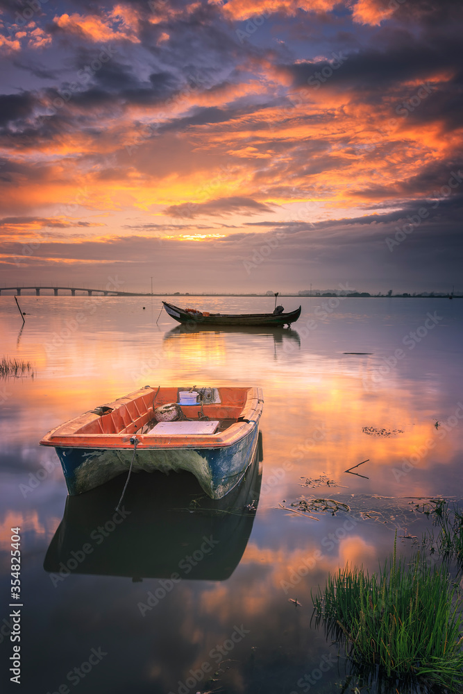 Ταπετσαρία Entorno de la ria de Aveiro en Portugal, barcas y atardecer.