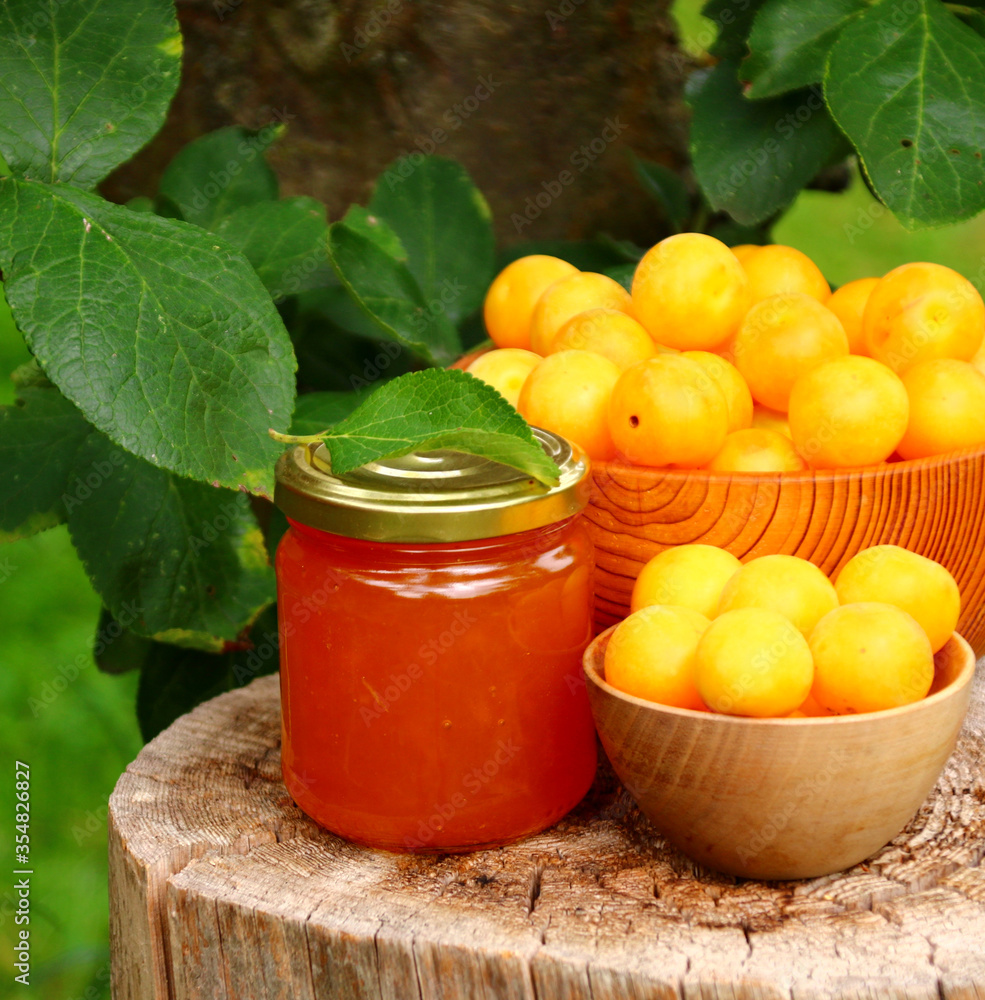 konfitüre aus mirabellen mirabellen in der schüssel Stock Photo | Adobe ...