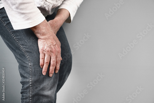 Knee pain in the elderly. Osteoarthritis, locomotive syndrome, etc. 高齢者の膝の痛み、変形性関節症、ロコモティブシンドロームなど photo