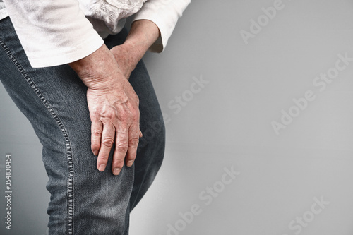 Canvas Print Knee pain in the elderly