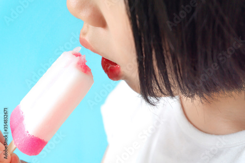 Close-up of a girl eating sorbet.  シャーベットを食べる女の子のクローズアップ