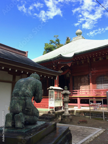 本堂を拝む二宮金次郎像、勝福寺境内 © ikeyama