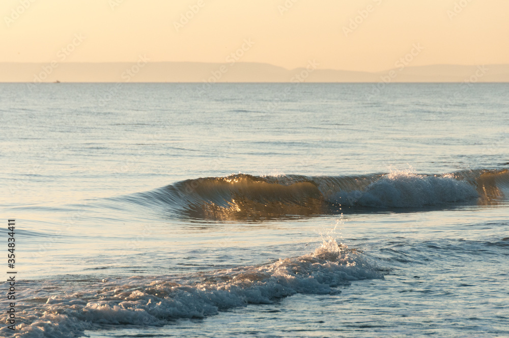 Paysage de vague en bord de mer le soir