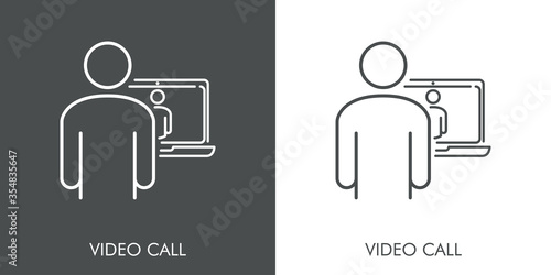 Hombre realizando vídeo llamada en ordenador portatil. Icono plano lineal con texto VIDEO CALL en fondo gris y fondo blsnco
