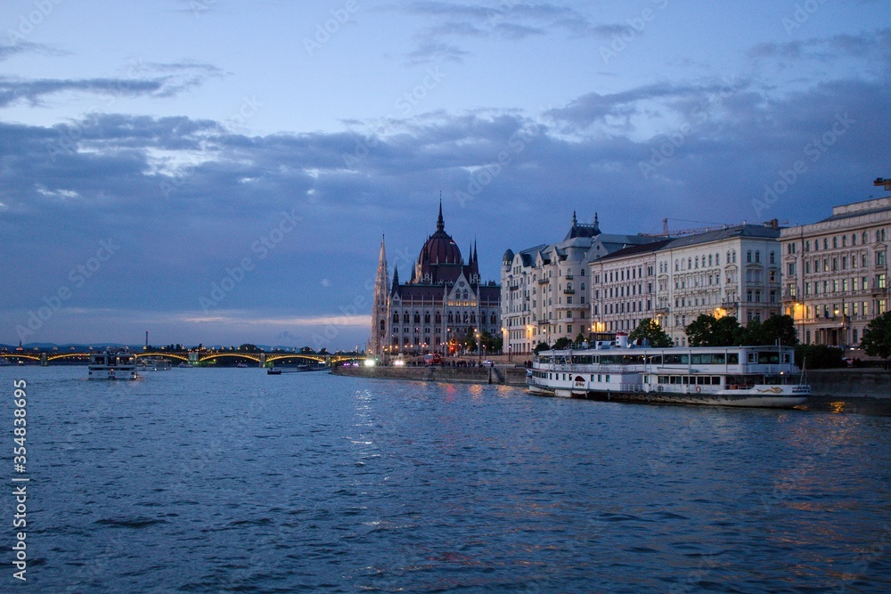 Landscape view of Hungarian Parliament Building (Országház) on the Danube during sundown