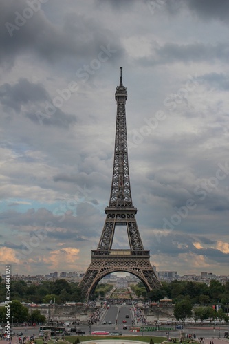 Fototapeta Naklejka Na Ścianę i Meble -  Beautiful, dark, calm photo of the Eiffel Tower taken at sunset 