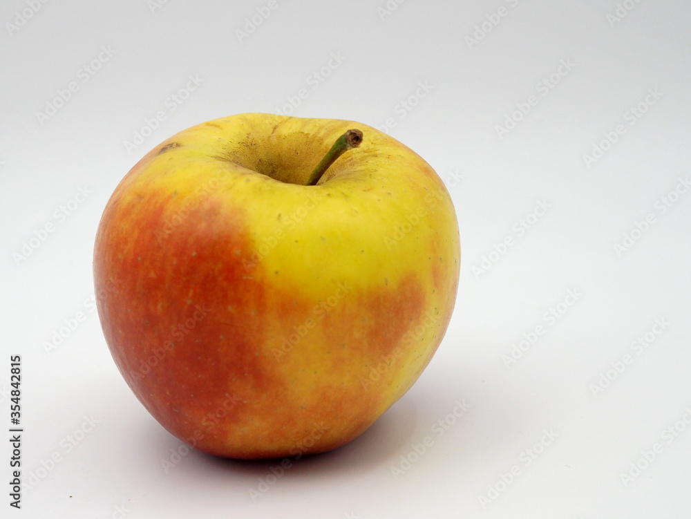 Una manzana amarilla y roja en primer plano Una manzana amarilla y roja en primer plano