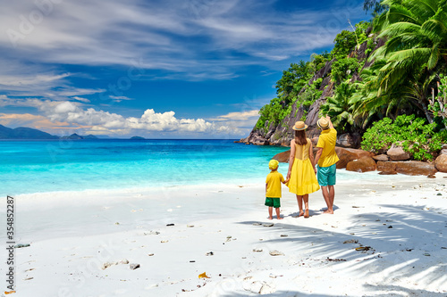 Obraz na płótnie Family with three year old boy on beach. Seychelles, Mahe. w salonie