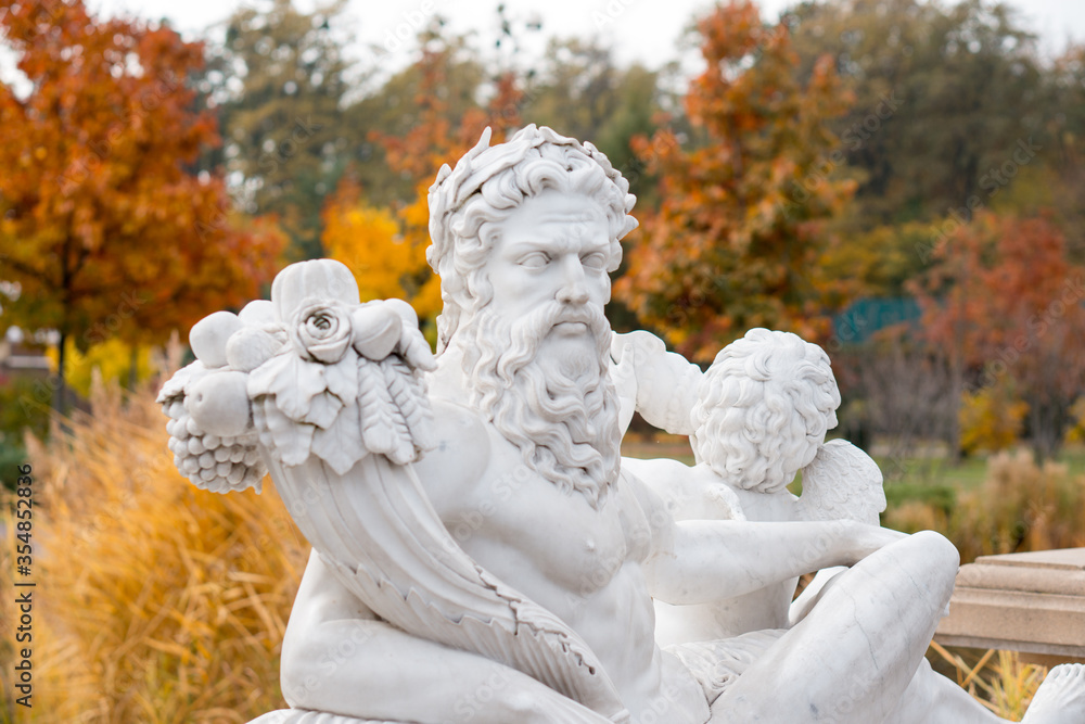 Obraz premium white marble statue against the backdrop of an autumn park