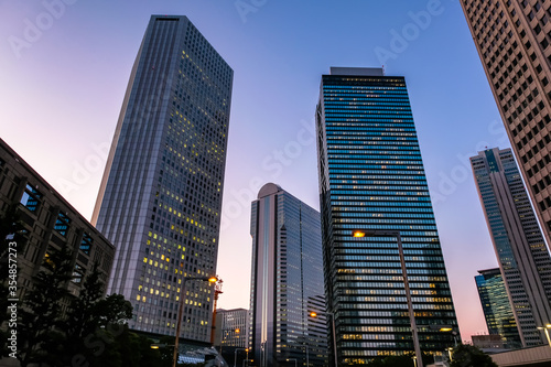 夕暮れの西新宿 高層ビル群