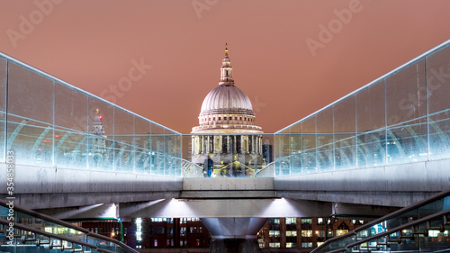 Tableau sur toile st paul cathedral and millennium bridge at night with red sky