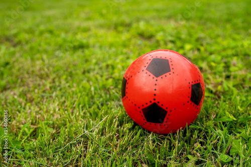 Foto children's ball thrown in the garden