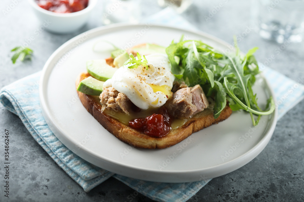 Poached egg with tuna and arugula on toast Poached egg with tuna and arugula on toast