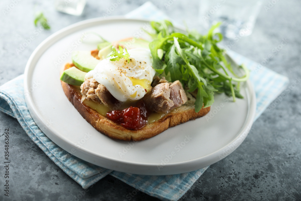 Poached egg with tuna and arugula on toast Poached egg with tuna and arugula on toast