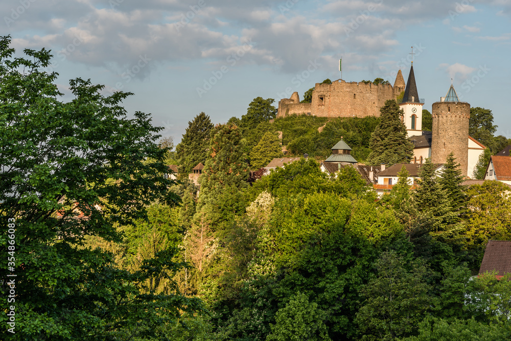 Burgruine Lindenfels mit Turm und Kirche im Morgenlicht, Odenwald, Hessen, Deutschland