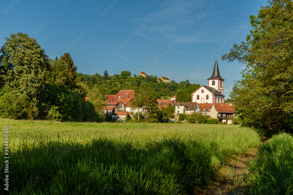 Kirche und Schloss Reichenberg in Reichelsheim im Odenwald, Hessen, Deutschland
