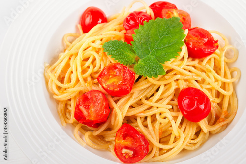 spaghetti with tomato sauce and Basil, close-up