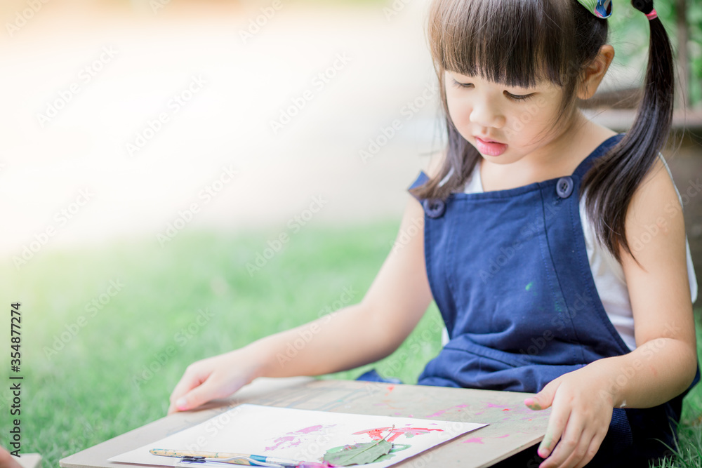 Close up background view Of cute girls drawing pictures for learning, artistic marketing concepts or studying during the semester outside the classroom Close up background view Of cute girls drawing pictures for learning, artistic marketing concepts or studying during the semester outside the classroom