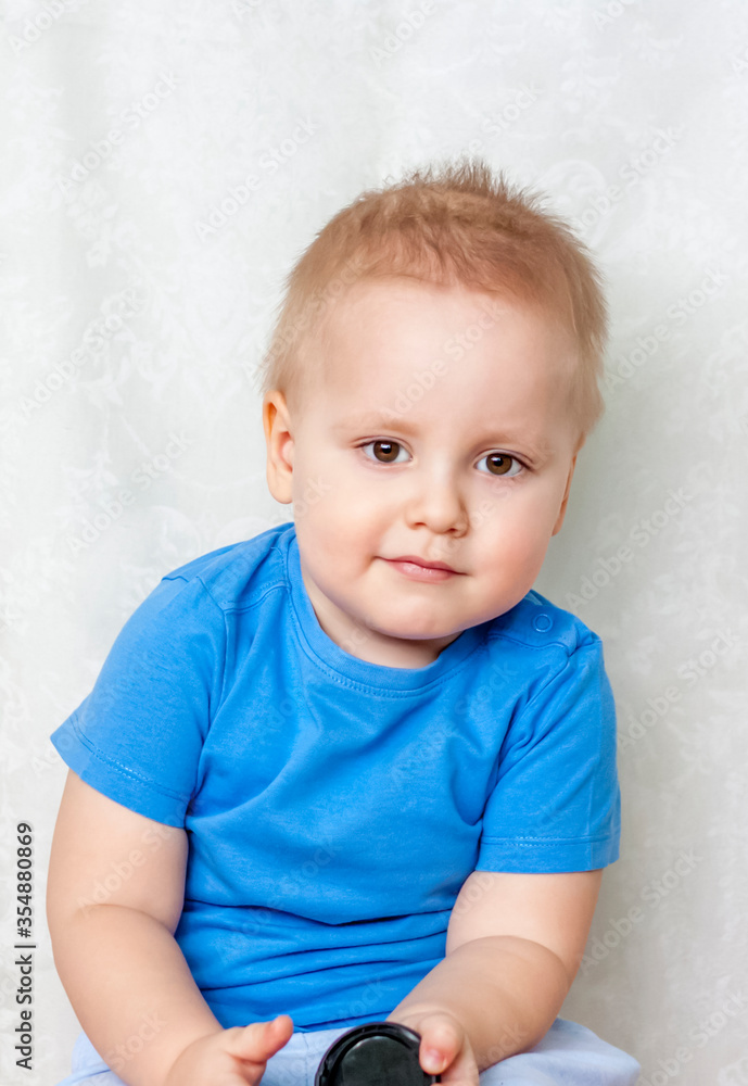 Naklejka premium Portrait of a boy. The child's emotions. Emotionally and beautifully. Expressive look.