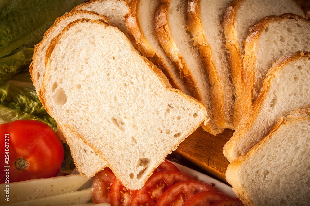 rebanadas de pan de molde de trigo cerca con decoración de aceite y tomate rebanadas de pan de molde de trigo cerca con decoración de aceite y tomate