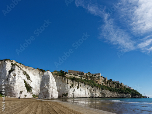 Italien - Apulien - Vieste - Klippe & Strand photo