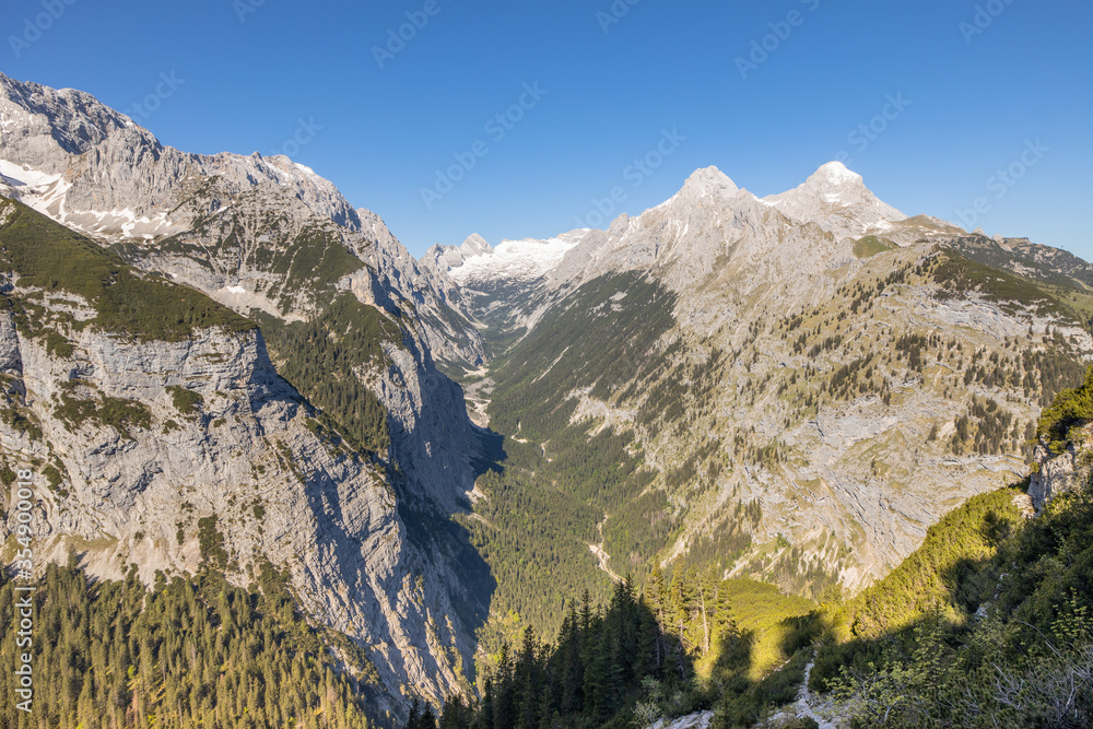 Blick über Reintal und Wettersteingebirge bei Garmisch-Partenkirchen mit Blick auf Zugspitzplatt