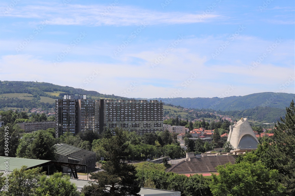 Obraz premium Vue générale de Firminy, vue sur les toîts, ville de Firminy, département de la Loire, France