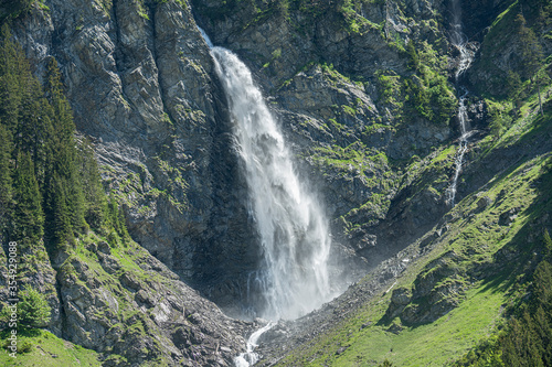Stäubi-Wasserfall beim Bergdorf Äsch, bei Unterschächen, Kt. Uri, Schweiz