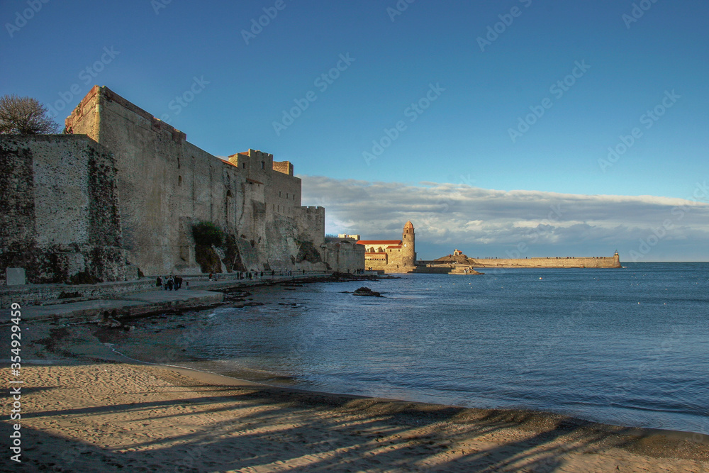 Vue sur la forteresse de Collioure et le phare au loin