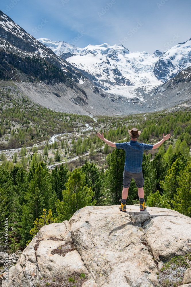 Wanderer blickt ins wilde Val Morteratsch bei Pontresina im Frühling Wanderer blickt ins wilde Val Morteratsch bei Pontresina im Frühling