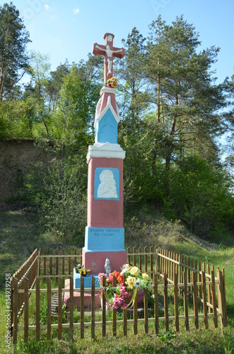 Kapliczka , krzyż , kaplica ,  religia , katolicka kapliczka , kapliczka na wsi , Wieś , świętokrzyskie wiosną