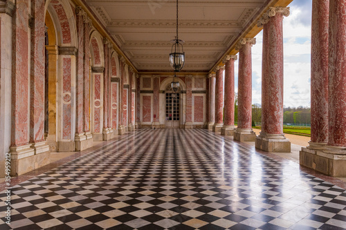 Tableau sur toile A view of a famous palace in Paris, France