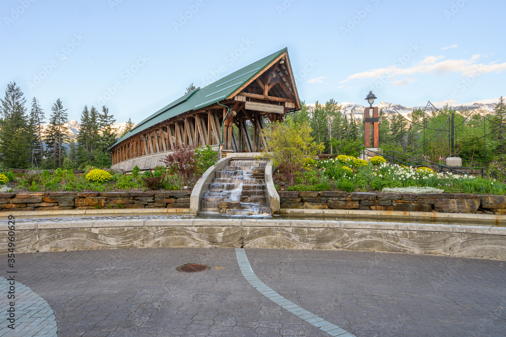 Obraz premium Pedestrian Bridge over the Kicking Horse River in Golden, British Columbia, Canada