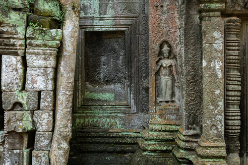Quadro su tela Colors, textures shapes and patterns adorn a bas-relief statue at angkor wat tem