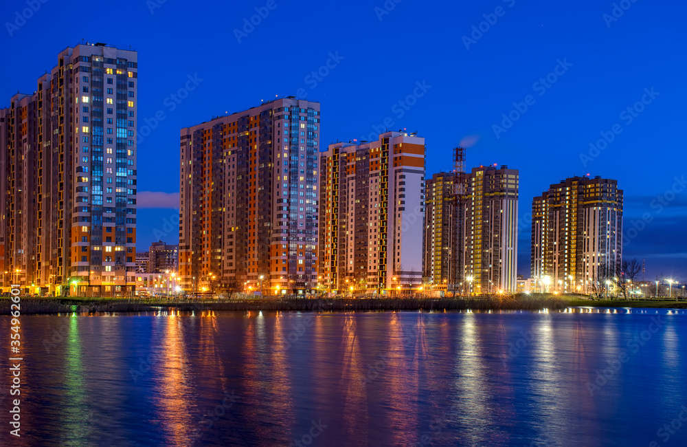 Fototapeta premium The new urban area of ​​St. Petersburg on the Southern Highway near the ponds and park.