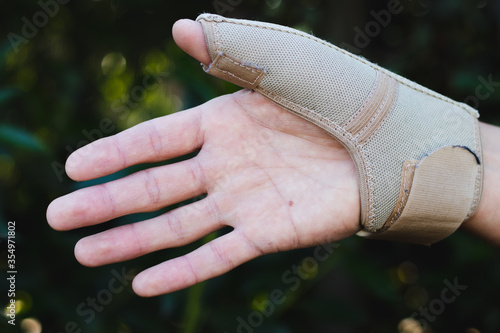 hand using a thumb splint 