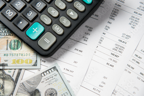 Quadro su tela Financial statements on income, tax provision payment