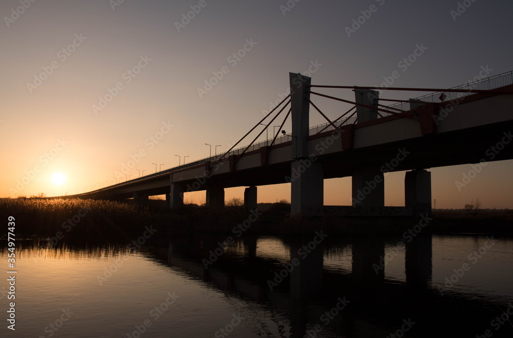 Zachód słońca nad polskim mostem