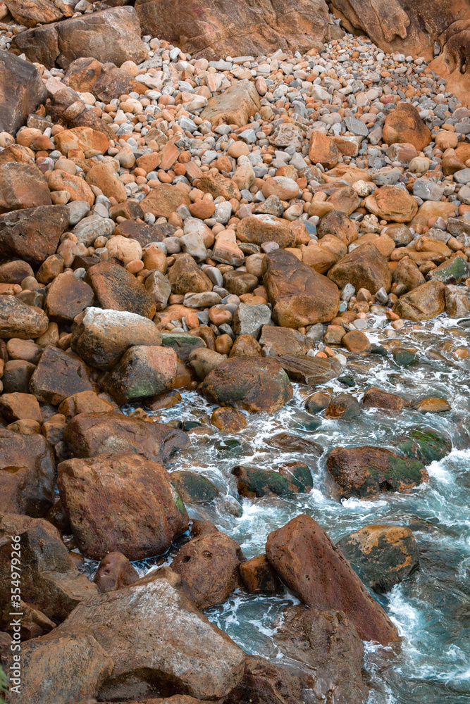agua chocando contra las rocas de la costa agua chocando contra las rocas de la costa