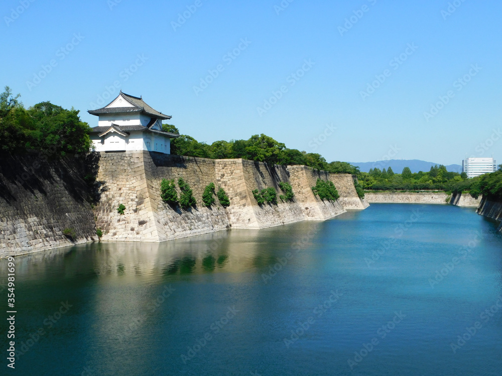 大阪城の六番櫓と石垣と南外堀