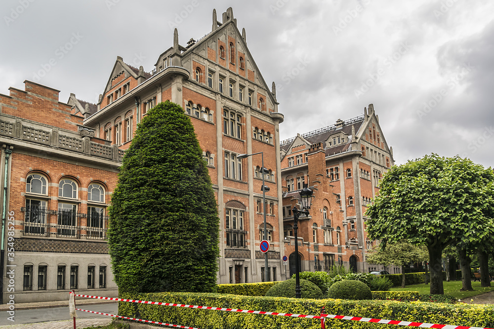 Obraz premium Fragments of complex of buildings of Hotel de Ville (town hall) Lille. Town hall is reminiscent of Flemish architecture with their typical triangular gables and red bricks. Lille, Flanders, France.