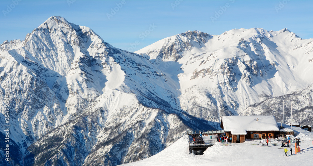 Φωτογραφία Italy / San Sicario – December 28, 2019: ski slope in San Sicario with many skiers engaged in the Via Lattea ski area