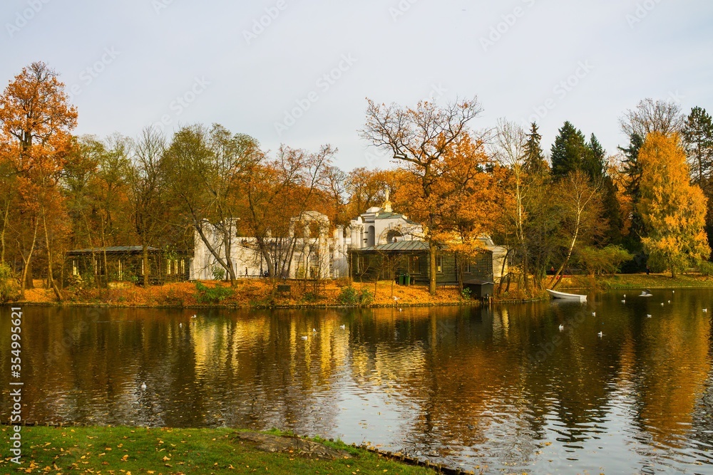 Obraz premium Royal Baths Park in Autumn - Warsaw