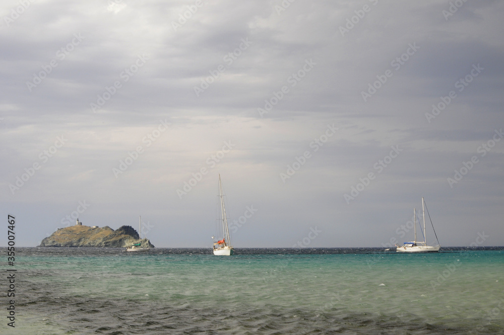 deux bateaux à voile solitaires sur la mer verte de cap corse deux bateaux à voile solitaires sur la mer verte de cap corse