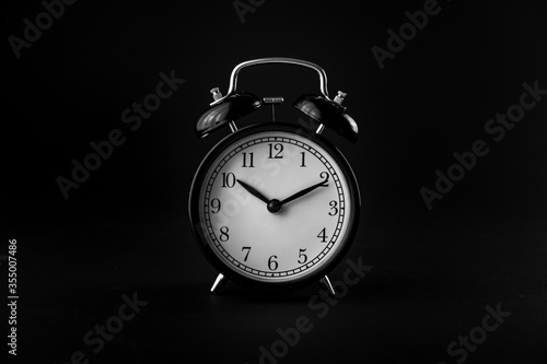 Wallpaper Mural reloj despertador tradicional en clave baja Torontodigital.ca