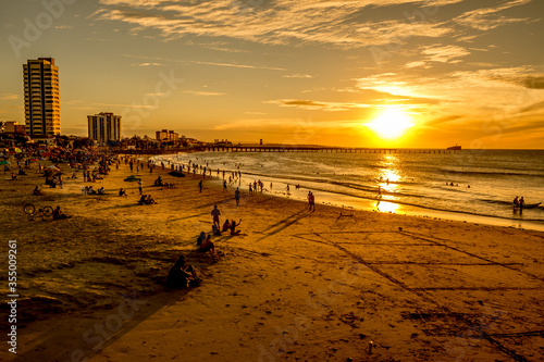 Final de tarde na Praia de Iracema na cidade de fortaleza. Um dia de verão com um maravilhoso por do sol. photo