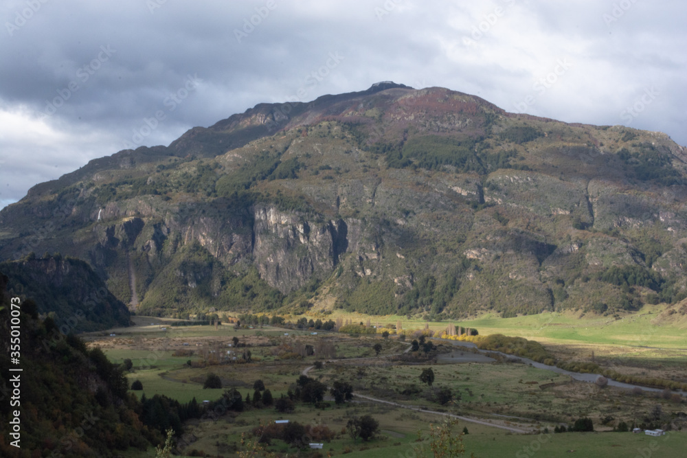 From this natural viewpoint you can see the scenery close to Villa Manihuales.
Villa Manihuales is a small town located at the Carretera Austral in Chile close to Port Aysen City.